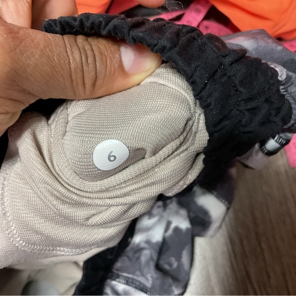 Lululemon Black And White Athletic Short Size 6 - Picture 9 of 9